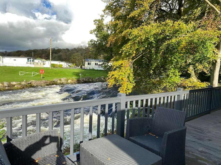 Stunning 3 Bed Riverside Cabin In Snowdonia Caeathro Exterior foto