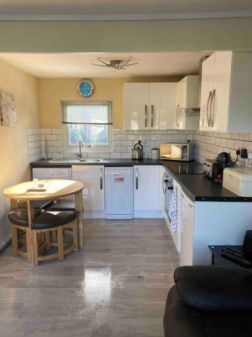 Stunning 3 Bed Riverside Cabin In Snowdonia Caeathro Exterior foto