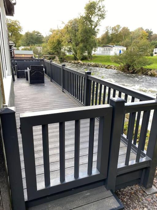 Stunning 3 Bed Riverside Cabin In Snowdonia Caeathro Exterior foto