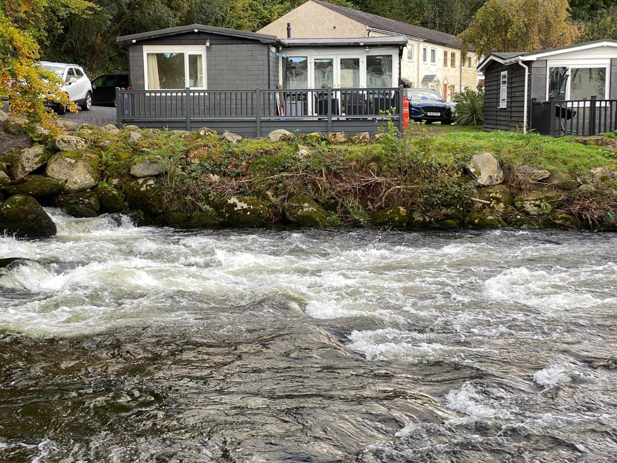 Stunning 3 Bed Riverside Cabin In Snowdonia Caeathro Exterior foto